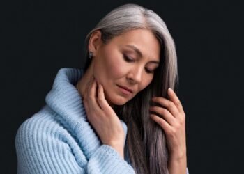 Grey Hair Maintenance Guide: Daily, Weekly, and Monthly Care Tips senior woman portrait 1