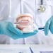 Dentista con un modelo dental 800x533 1