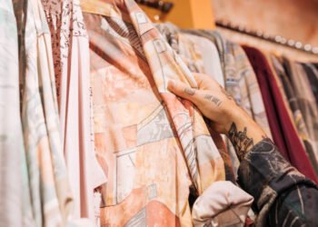 Garment Fabric Sourcing: How to Choose the Right Supplier Woven Fabric Clothing in India