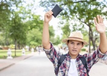 imgi 124 129068541 asian tourist looking and finding the owner of black wallet that he found in tourist attraction