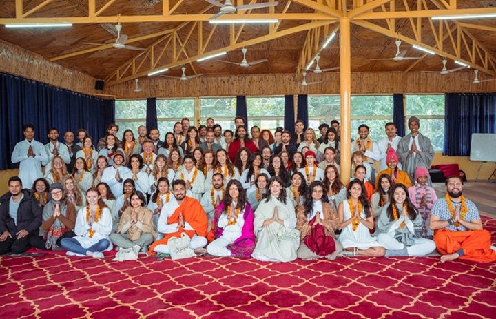 How to Choose a Yoga Teacher Training School in India students in samadhi yoga ashram