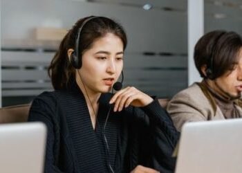 6 Features to Review before Choosing Business Phone Service for a Growing Company 400x250 1